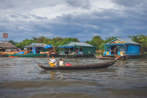 Les enfants nagent à l'école en bateau . — Photo