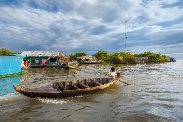 Les enfants nagent à l'école en bateau . — Photo