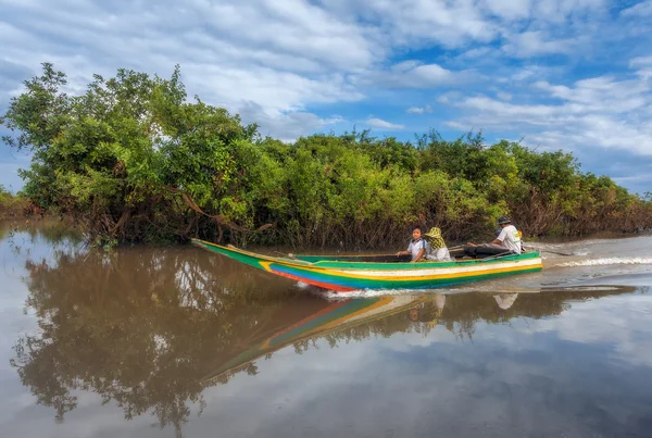 Famille voyageant en bateau le long de la rivière Siem Reap — Photo