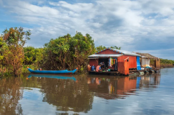 Het dorp op het water. Tonle sapmeer. — Stockfoto