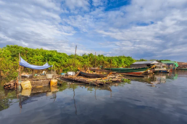 Het dorp op het water. Tonle sapmeer. — Stockfoto