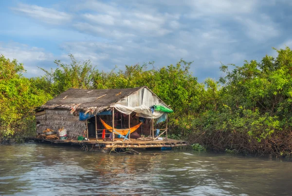 Het dorp op het water. Tonle sapmeer. — Stockfoto