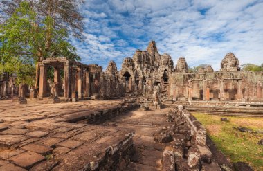Siem biçmek-Kamboçya. Bayon Tapınağı Angkor Thom alanındaki en önemli tarihi ve dini sitelerinden biri. Kalıntılar üzerinde yüz büyük yüzleri kule oyulmuş özelliği.