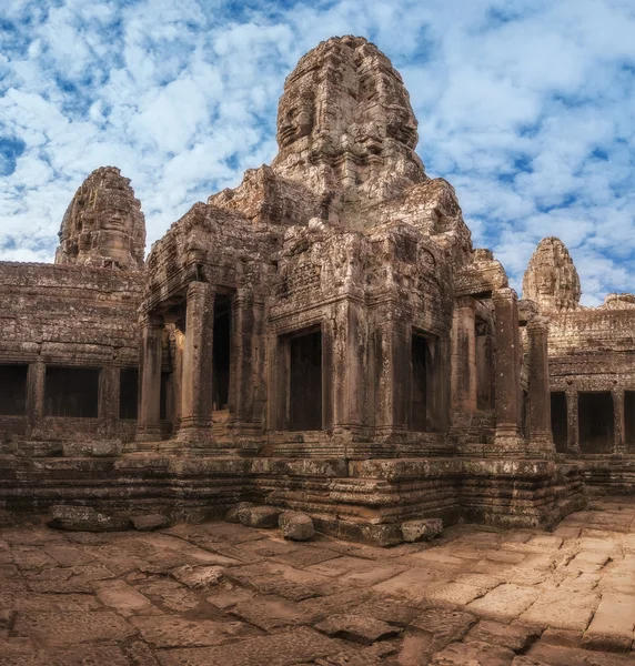 Siem Reap, Kamboçya. 16 Aralık 2011. Antik Khmer mimarisi. Bayon Tapınağı Angkor Thom karmaşık şaşırtıcı görünümü. — Stok fotoğraf