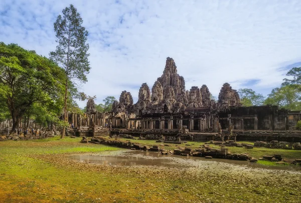 Siem Reap, CAMBOYA. 16 de diciembre de 2011. El Bayon es un templo Khmer bien conocido y ricamente decorado en Angkor Thom en Camboya. . — Foto de Stock