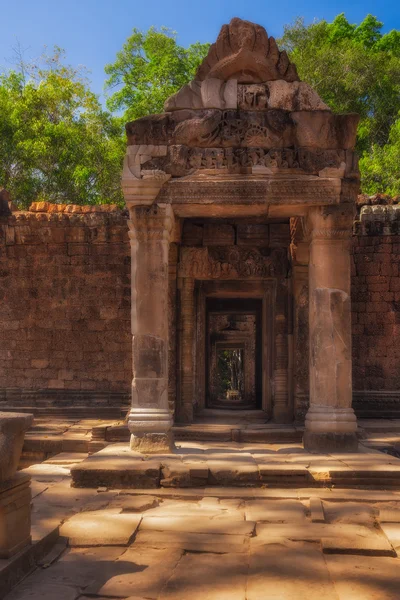 Siem Reap, CAMBOYA. 16 de diciembre de 2011. Entrada al templo de Ta Prohm — Foto de Stock