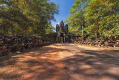 Siem Reap, Kamboçya. 16 Aralık 2011. Çok başlı yılan uzun (Naga) Angkor Thom girişinde