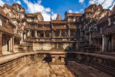Siem Reap, Kamboçya. Aralık 16, Angkor Wat haç cloister dört havzalarında 2011.One