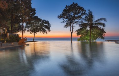 Tayland. Ko Chang. 11 Aralık 2011. Otel Chang Buri Resort havuz gün batımında