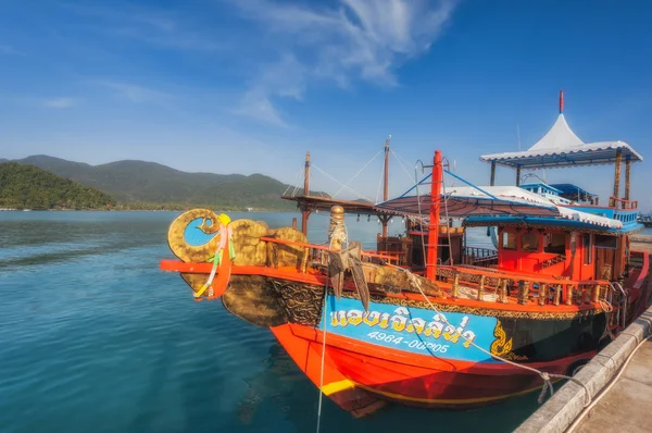 Thailand. Koh Chang. 12 december 2011. Het schip op een ligplaats over tropisch eiland — Stockfoto