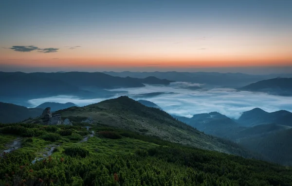 Karpaten. Sonnenaufgang in den Bergen bei Nebel. — Stockfoto