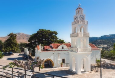 Kilisenin çan kulesi ile. Kato Manastırı Tsambika. Rodos Adası