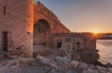 Günbatımı Harbor'da kale duvarında. Rhodes, Yunanistan