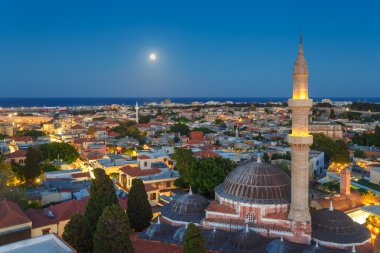 Yunanistan, Rhodes. Old Town ve ay ile Süleyman Camii akşam Panoraması
