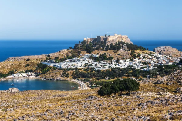Panorama de Lindos e da Acrópole. Ilha de Rhodes. Grécia . — Fotografia de Stock