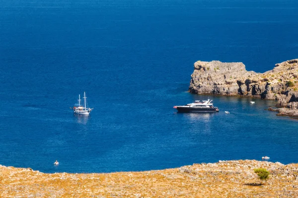 Корабли в заливе Линдос. Остров Роудс. Греция . — стоковое фото