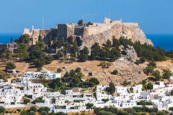 Panorama de Lindos e da Acrópole. Ilha de Rhodes. Grécia . — Fotografia de Stock