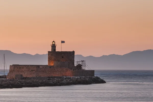 Grecia, Rodas. Nicholas Fortaleza y faro al atardecer . —  Fotos de Stock