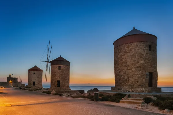 Molinos de viento del puerto de Mandraki en la isla de Rodas Grecia . —  Fotos de Stock