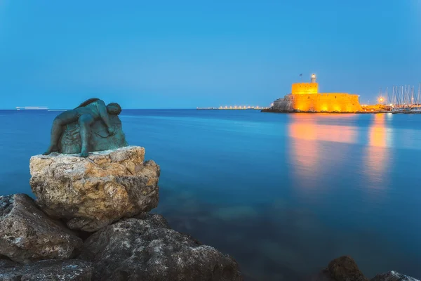 Скульптура ангела на фоне крепости Святого Николая. Остров Роудс. Греция . — стоковое фото