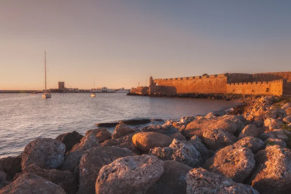 El muro de la fortaleza en el puerto. Rhodes. Países Bajos —  Fotos de Stock