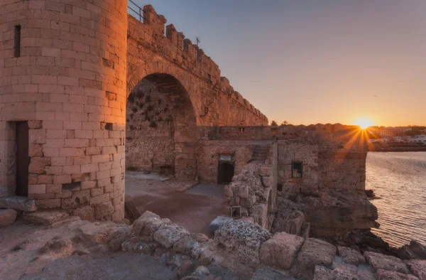 El muro de la fortaleza en el puerto al atardecer. Rodas, Grecia —  Fotos de Stock