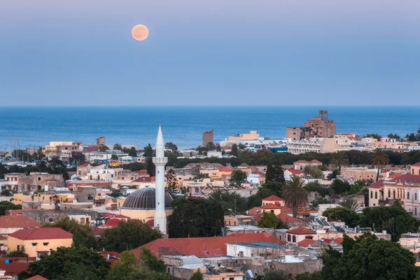 Luna llena sobre el casco antiguo. La isla Rhodes. Países Bajos . —  Fotos de Stock