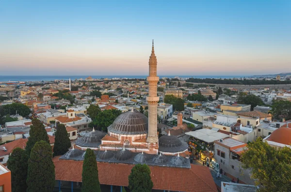 Görünümü akşam Süleymaniye Camii ve eski şehir. Yunanistan, Rhodes.