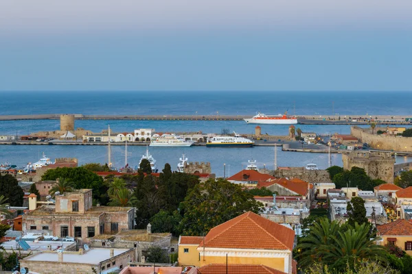 Grecia, Rodas. Panorama del puerto y del casco antiguo . —  Fotos de Stock