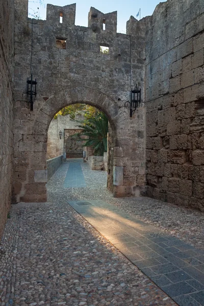 Vägen till gamla stan. Rhodos. Grekland. — Stockfoto