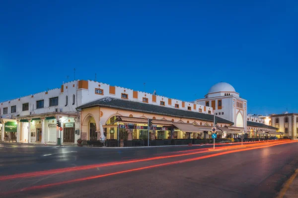 O edifício do Novo Mercado (Nea Agora) no início da manhã. Rhodes. Grécia . — Fotografia de Stock