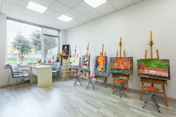 Çocuk resim dersi modern eğitim iç Akademisi.