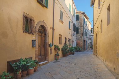 Güzel ve renkli sokaklarında küçük ve tarihi Tuscan 