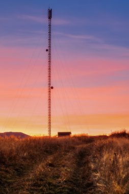 Karpat Dağları. Tepe üzerinde günbatımı Tekrarlayıcı