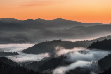 Karpat Dağları. Dağı'nda gündoğumu