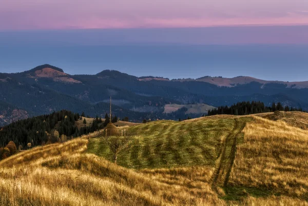 Les Carpates. Collines d'automne au coucher du soleil . — Photo