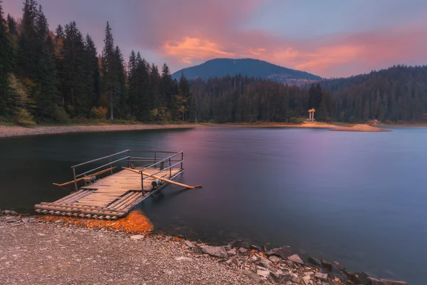 Karpaten. Synevir lake ochtend vlot — Stockfoto