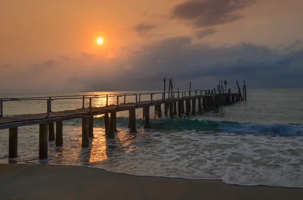 Muelle de madera vieja, puesta de sol — Foto de Stock