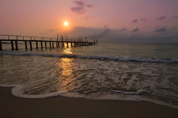 Vieil embarcadère en bois, coucher de soleil — Photo