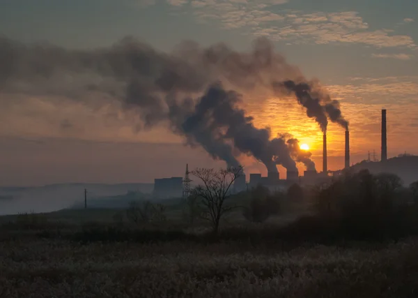 Tuyau d'usine polluant l'air, problèmes environnementaux — Photo