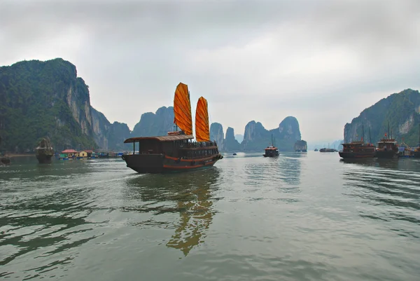 Bahía de Halong, Vietnam — Foto de Stock