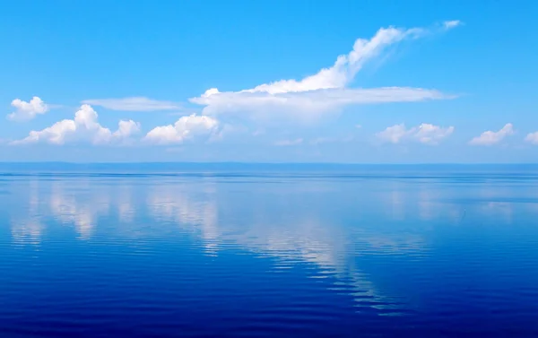 Nuvem, paisagem nublada, nuvens brancas sobre o lago Baikal — Fotografia de Stock