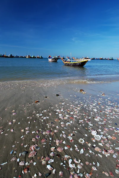 Fischerdorf, Boote am Strand von nhatrang, Vietnam — Stockfoto