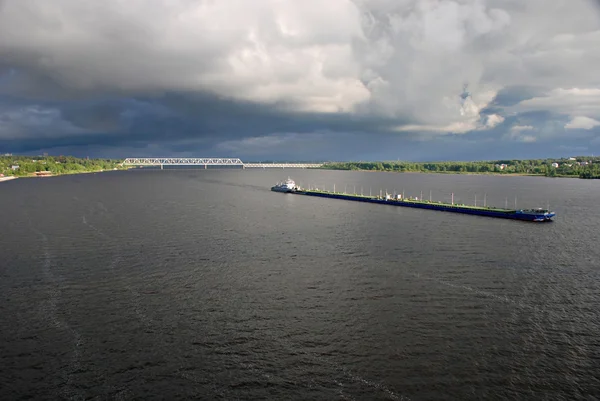 Floden Volga, bulk-bärare, Kostroma, Ryssland Stockbild