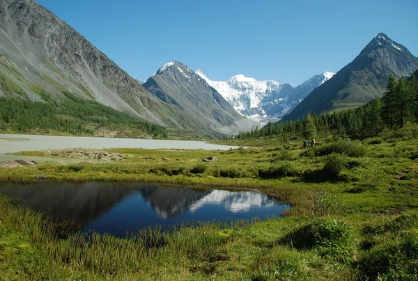 Mountain lake Ak-kem nära Belukha mountain, högsta toppen i Altai — Stockfoto