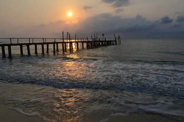 Vieille jetée en bois, coucher de soleil, île de Koh Samet, Thaïlande — Photo