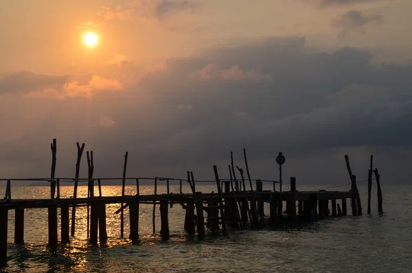 Muelle de madera vieja, puesta del sol, isla de Koh Samet, Tailandia — Foto de Stock