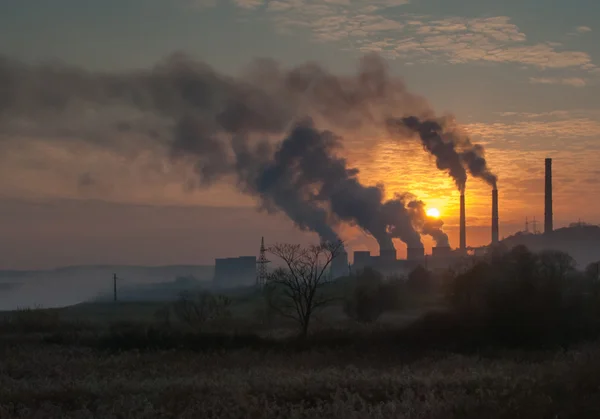 環境問題大気汚染工場パイプ — ストック写真