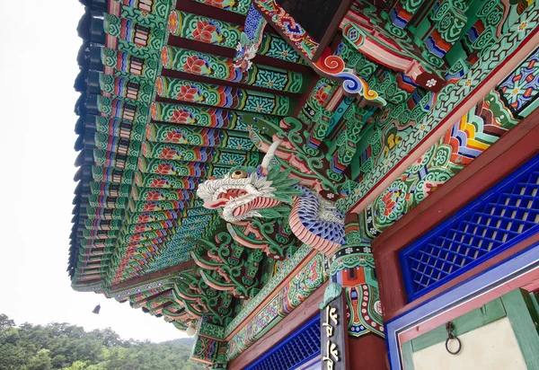 Telhado do templo budista Sinheungsa no Parque Nacional Seoraksan, Coreia do Sul — Fotografia de Stock