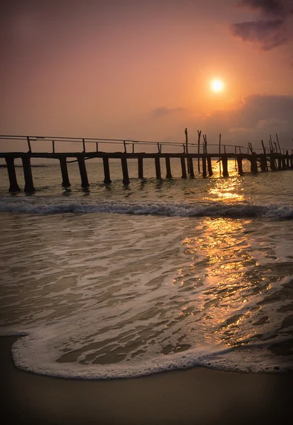 Vieil embarcadère en bois, coucher de soleil — Photo